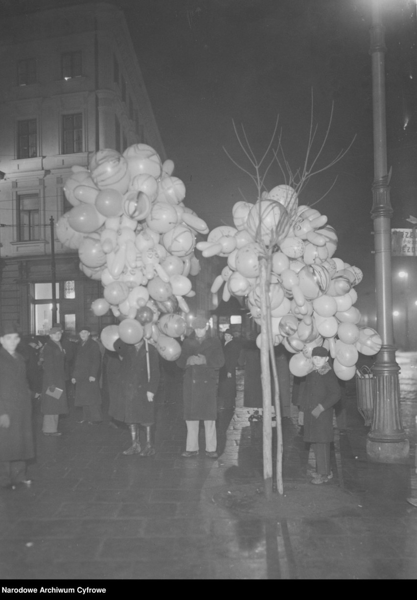 Sylwester w Warszawie. Rok 1936. Grupa osób na jednej z ulic...