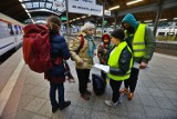 Pociąg ze Lwowa wjechał na dworzec we Wrocławiu. Uchodźcy otoczeni opieką. Stacja Dialog służy pomocą [ZDJĘCIA]