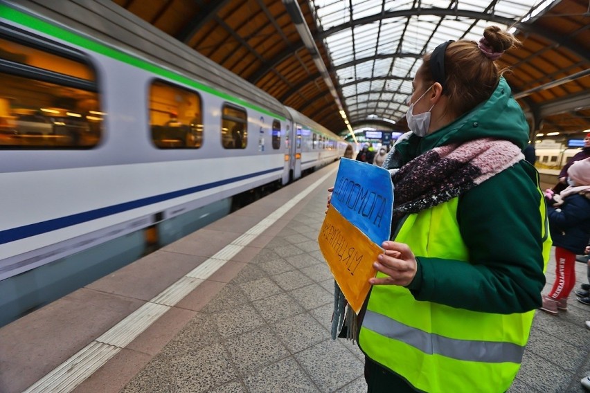 Pociąg ze Lwowa wjechał na dworzec we Wrocławiu. Uchodźcy otoczeni opieką. Stacja Dialog służy pomocą [ZDJĘCIA]
