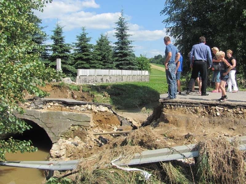 Powódź w gminie Niegowa 2013. Zerwany most w Sokolnikach.