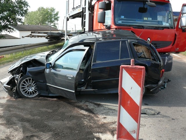 Dwie osoby, które jechały bmw, trafiły do szpitala