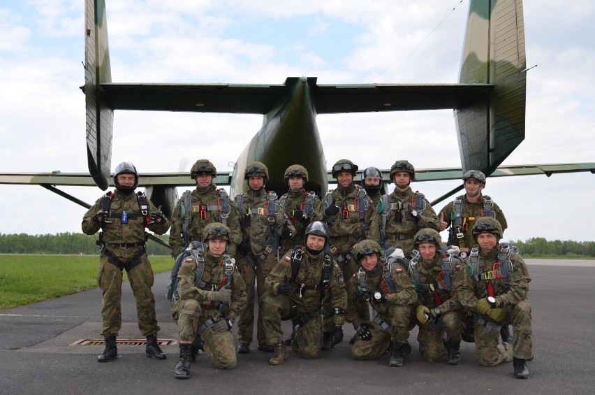 Żołnierze 25. Brygady Kawalerii Powietrznej z Tomaszowa ćwiczyli skoki spadochronowe [ZDJĘCIA]