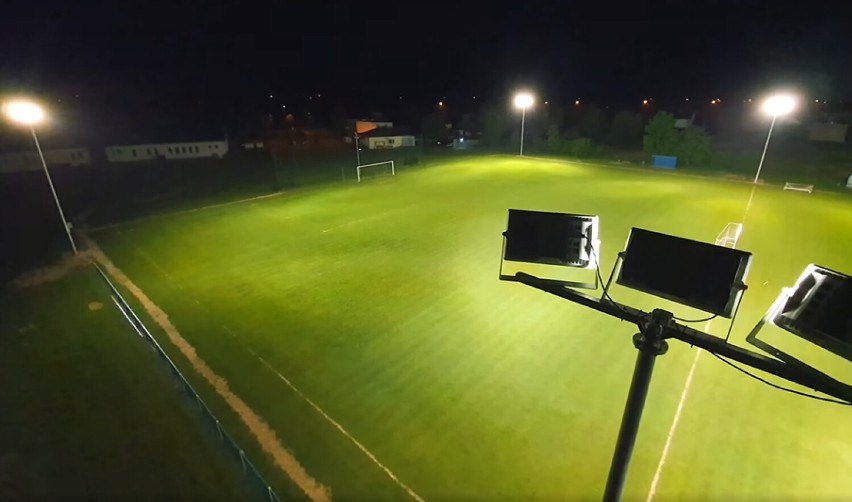 Stadion w Złoczewie już z profesjonalnym oświetleniem. Posłuży nie tylko sportowcom ZDJĘCIA