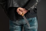 Szokujący incydent w Ełku: Młody mężczyzna aresztowany po ataku nożem pod sklepem