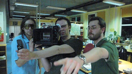 Reżyser Bartek Świderski (z prawej), operator kamery Tomek Szołtys i jego asystent Karol Czyż na planie zdjęciowym &quot;King Konga&quot;.