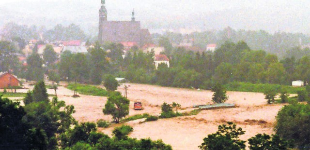 Limanowa, w tle widać Bazylikę Matki Boskiej Bolesnej. Podczas powodzi PSP odnotowała 519 różnorakich interwencji.