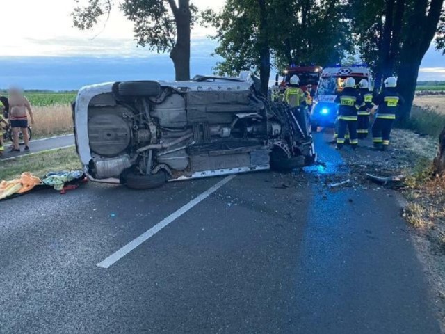 Dachowanie osobówki. Policja ustala kto kierował autem​?