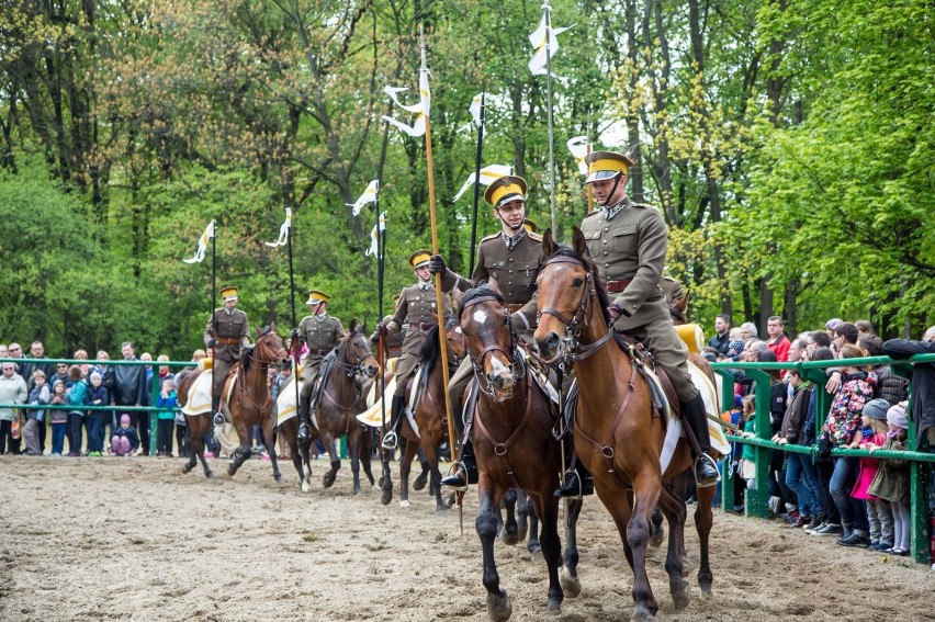 Pokazy konne, zawody we władaniu szablą i lancą, skoki przez...