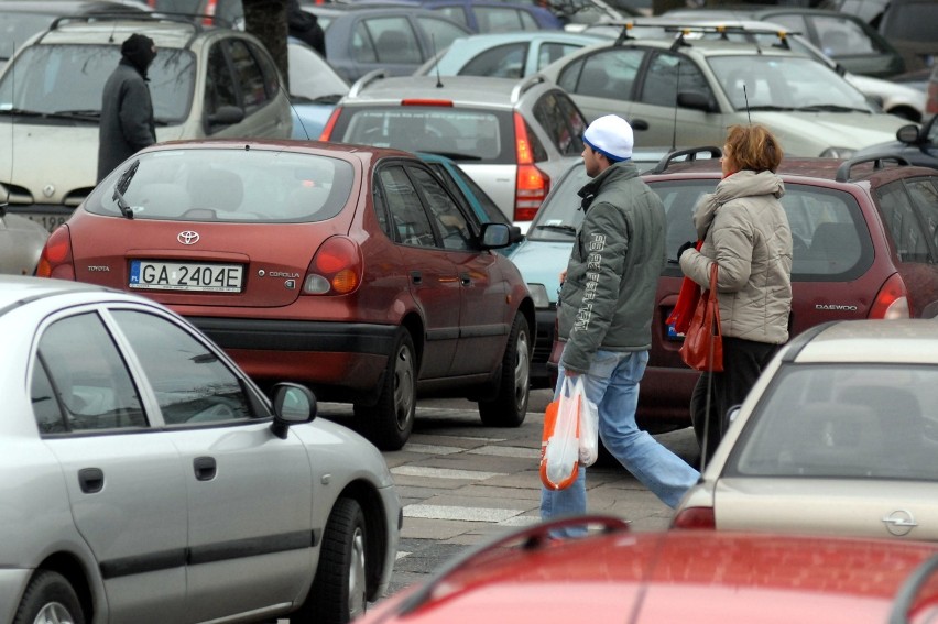 Śródmieście i okolice zastawione są samochodami. Kierowcy...