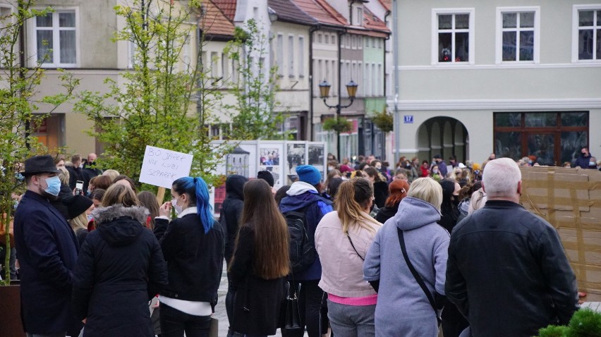 Protest na ulicach Darłowa. "To jest wojna" - krzyczał tłum [ZDJĘCIA]