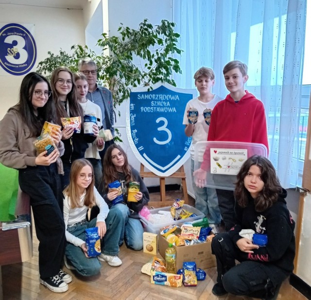 Szkolne Koło Wolontariatu "Trójka Pomaga" ze szkoły w Kazimierzy Wielkiej kolejny raz włączyło się w zbiórkę żywności dla potrzebujących. Akcja potrwa do końca bieżącego tygodnia