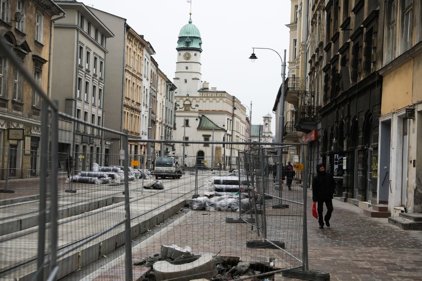 Kraków. Modernizacja ulicy Krakowskiej. Nie wiadomo, kiedy koniec. Szykują się kolejne utrudnienia [NOWE ZDJĘCIA]