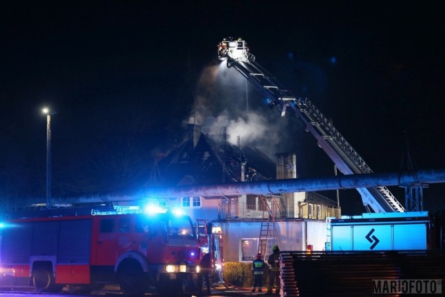 Pożar w Suchym Borze. Dach domu gasiło dziewięć zastępów straży pożarnej.