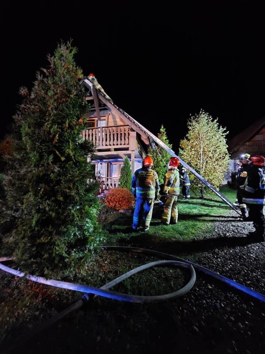Pożar domku letniskowego w miejscowości Wiele w gminie Karsin. Zobacz zdjęcia z akcji strażaków