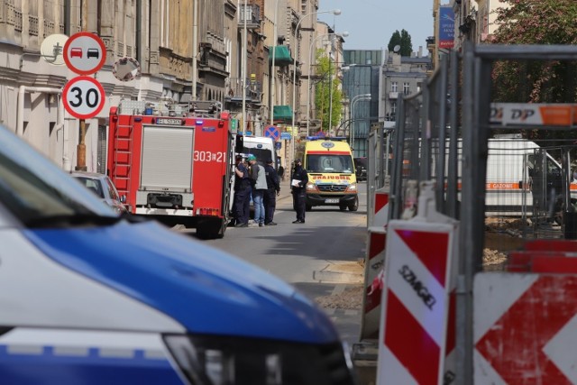 Mężczyzna zabarykadował się w mieszkaniu na ul. Sienkiewicza. Do akcji wkroczyli policyjni negocjatorzy.

CZYTAJ DALEJ NA NASTĘPNYM SLAJDZIE