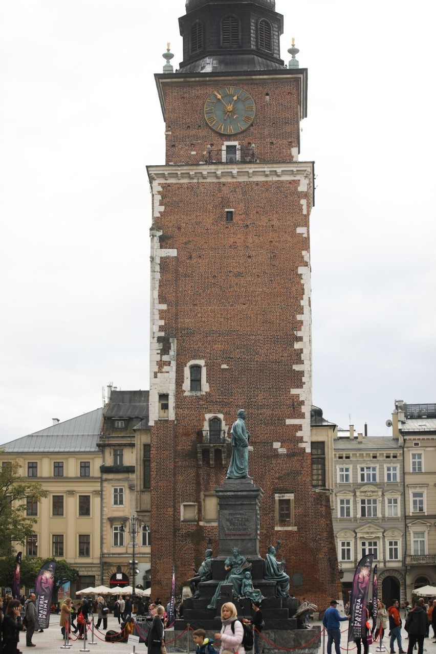 Na Rynku Głównym od strony ul. Szewskiej stanął drugi pomnik...