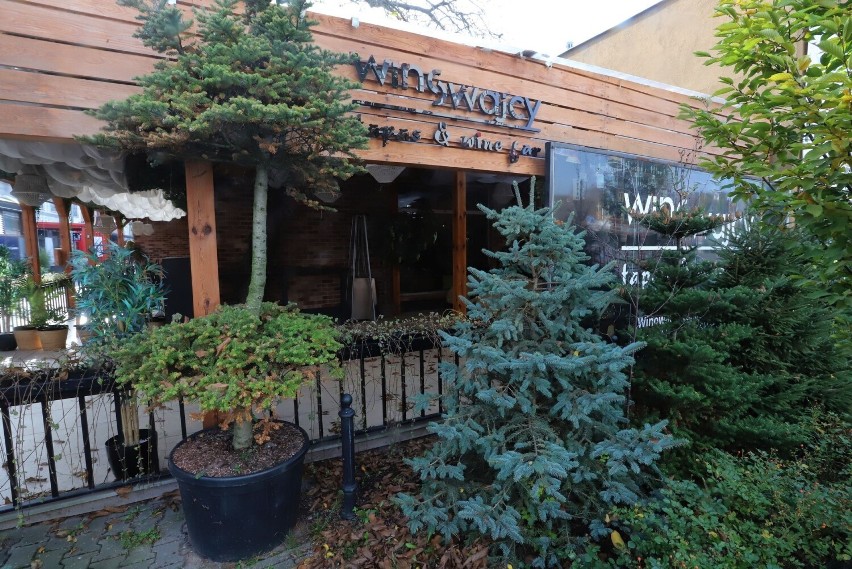 Restauracja Winowajcy znajduje się przy ulicy Skłodowskiej...