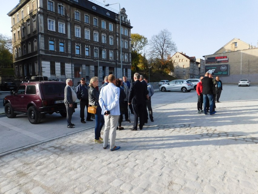 Wałbrzych: Parking przy ul. Armii Krajowej już gotowy (ZDJĘCIA)