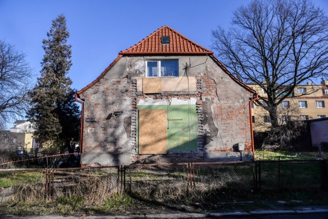 Choć dom przy ul. Wilków Morskich 16A w Gdańsku widnieje w rejestrze zabytków, miasto nie odbuduje zarwanej werandy i balkonu.