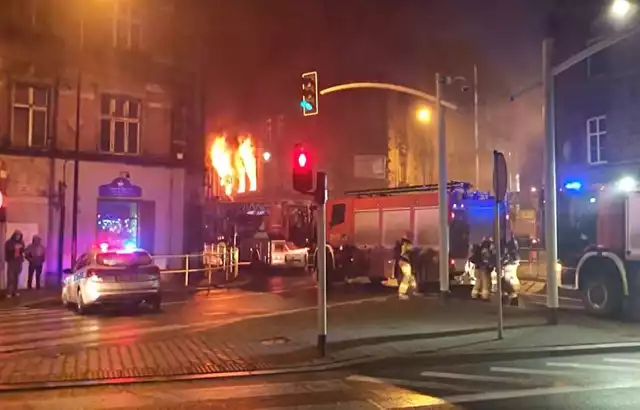 Gwałtowny pożar rozszalał się po wybuchu gazu w kamienicy w centrum Bytomia.