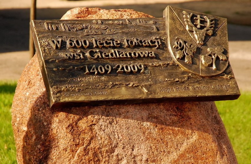 Obelisk i tablica upamiętniająca jubileusz 600-lecia...