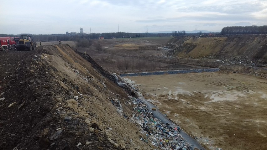 Pożar wysypiska w Jastrzębiu-Zdroju. 17 godzin 32 minuty...