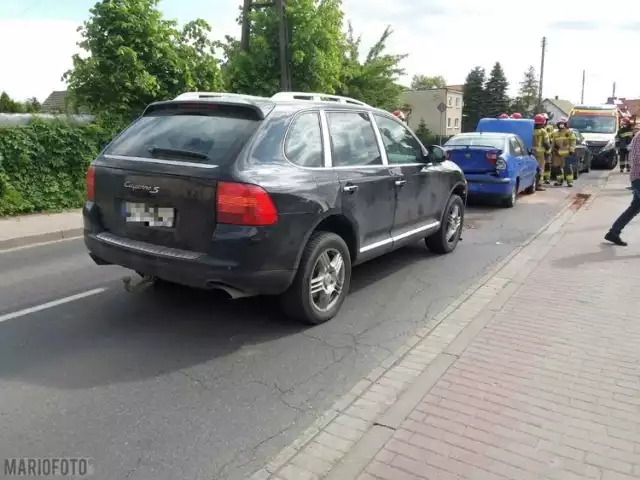Wypadek na ul. Krzanowickiej w Opolu. Jedna osoba została zabrana do szpitala.