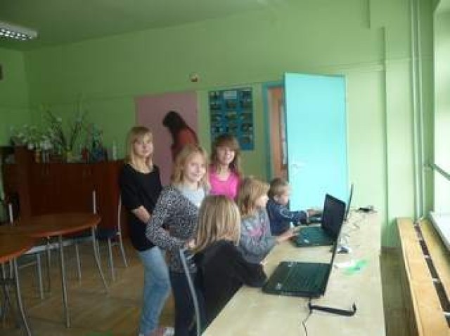 Dziewczynki mogą w klubie zapoznać się z tajnikami komputera.