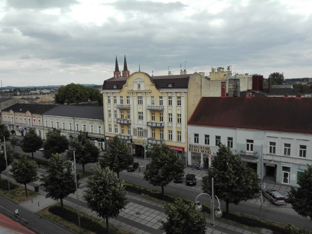 Kamienica w Al. NMP nr 11 – jedna z  „najbogatszych” w kształcie i w detalu w Alejach. Powstała na początku XX wieku w miejscu wcześniejszej, dwukondygnacyjnej. (SARP)