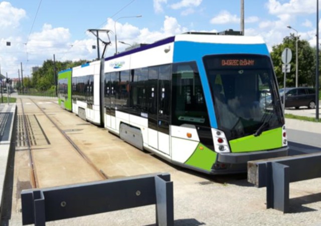 Oto prezentacja obrazującą główne założenia koncepcji budowy torowiska tramwajowego w ciągu ulicy 26 Kwietnia, stworzonej w oparciu o opracowanie wykonane na zlecenie Miasta. 

Autorzy „Analizy techniczno-eksploatacyjnych i organizacyjnych uwarunkowań wykorzystania tramwaju dwukierunkowego w systemie publicznego transportu zbiorowego na obszarze miasta Szczecin”, po uwzględnieniu kilku możliwych wariantów, zarekomendowali rozwiązanie zakładające poprowadzenie dwutorowego torowiska od skrzyżowania ul. Krzywoustego i Bohaterów Warszawy, ulicą 26 Kwietnia, do skrzyżowania z ulicą Santocką, dalej wzdłuż ulicy Santockiej do skrzyżowania z ulicą Witkiewicza, a następnie ul. Witkiewicza do skrzyżowania z Derdowskiego.

Na osiedlu Kaliny zaplanowano przystanek końcowy z torami odstawczymi dla tramwajów dwukierunkowych. Koncepcja zakłada na całej trasie budowę pięciu przystanków (w tym zintegrowanego z SKM) oraz toru odstawczego na południowym wlocie al. Bohaterów Warszawy, a także konieczność budowy dodatkowego toru odstawczego na drugim przystanku końcowym, przy Dworcu Głównym.  Całkowita długość planowanego  odcinka torowiska wynosi  2,2 km.

Kolejnym etapem prac będzie przygotowanie programu funkcjonalno – użytkowego dla przedstawionej koncepcji. 

Zobacz także: Posłowie PO o niezrealizowanej inwestycji na ul. 26 kwietnia w Szczecinie
