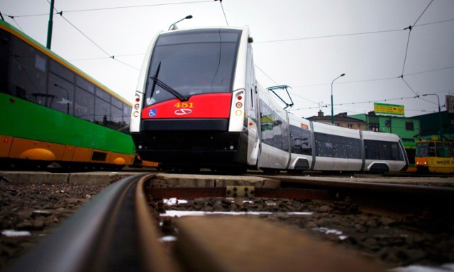 Prototypowy tramwaj Solaris Tramino był testowany na poznańskich torach od 2010 roku. Później pełnił służbę jeżdżąc w ruchu liniowym z pasażerami. Po zwróceniu go do producenta groziła mu kasacja. Teraz ma szansę wrócić do służby. Poznańskie MPK przejęło go na własność i zamierza wyremontować.

Przejdź do kolejnego zdjęcia --->