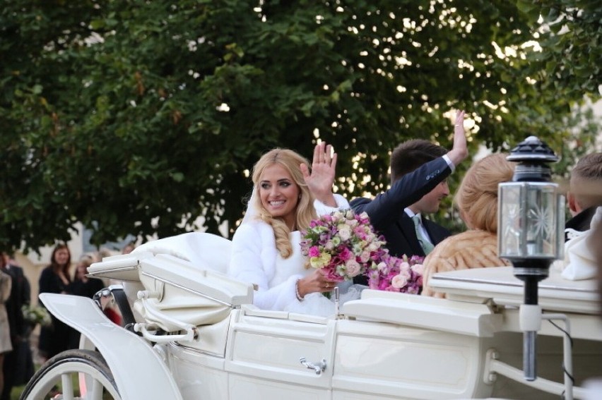 Rozalia Mancewicz obchodzi 8. rocznicę ślubu. Miss Polonia miała wesele w rodzinnych Pomigaczach. To było wydarzenie w regionie [ZDJĘCIA]