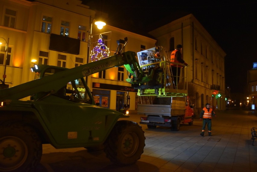 Tarnów już w świątecznym wystroju. Na ulicach trwa montaż iluminacji [ZDJĘCIA]