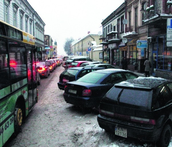 Wyjazd z sądeckiego Rynku ulicą Piotra Skargi to jedno  z najbardziej zakorkowanych miejsc w Nowym Sączu