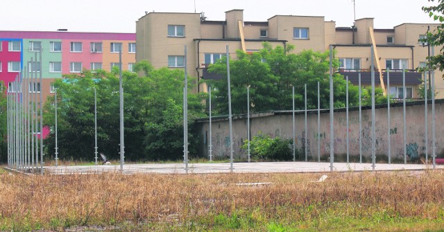 Boisko przy ZSZ nr 1 zarasta i czeka na dokończenie budowy