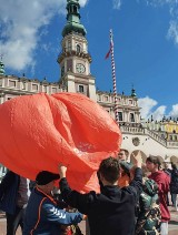 Nad Rynkiem Wielkim w Zamościu modelarze wypuścili balony. Zobacz galerię