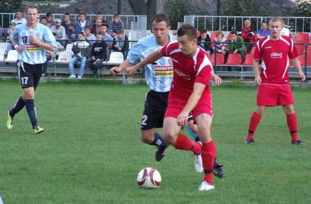 Sebastian Stemplewski (za zawodnikiem w czerwonej koszulce prowadzącym piłkę, Konradem Gołosiem) może spokojnie przygotowywać Sołę na wyprawę do Kleczy.
