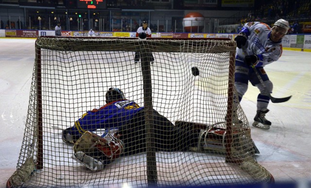 Jan Daneczek strzela decydującego karnego, po którym Unia wygrała z Podhalem w małopolskim ćwierćfinale hokejowego play-off.
