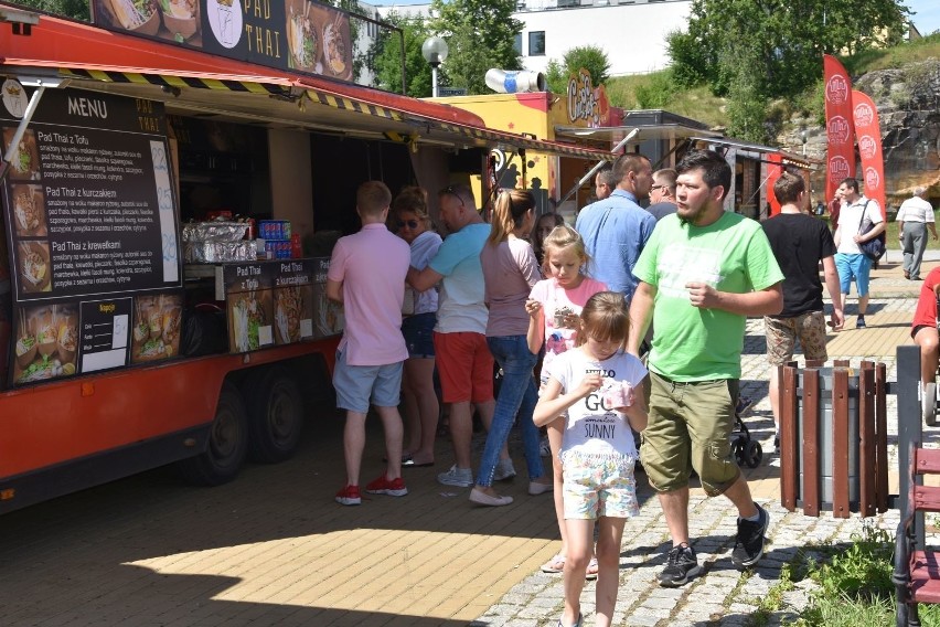 Mieszkańcy Starachowic oblegają food trucki na Placu Pod...