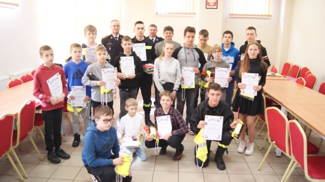 W sali wiejskiej w Gizałkach odbyły się gminne eliminacje Ogólnopolskiego Turnieju Wiedzy Pożarniczej „Młodzież zapobiega pożarom”. Wzięło w nich udział 17 młodych osób. Rywalizacja toczyła się w trzech kategoriach wiekowych.