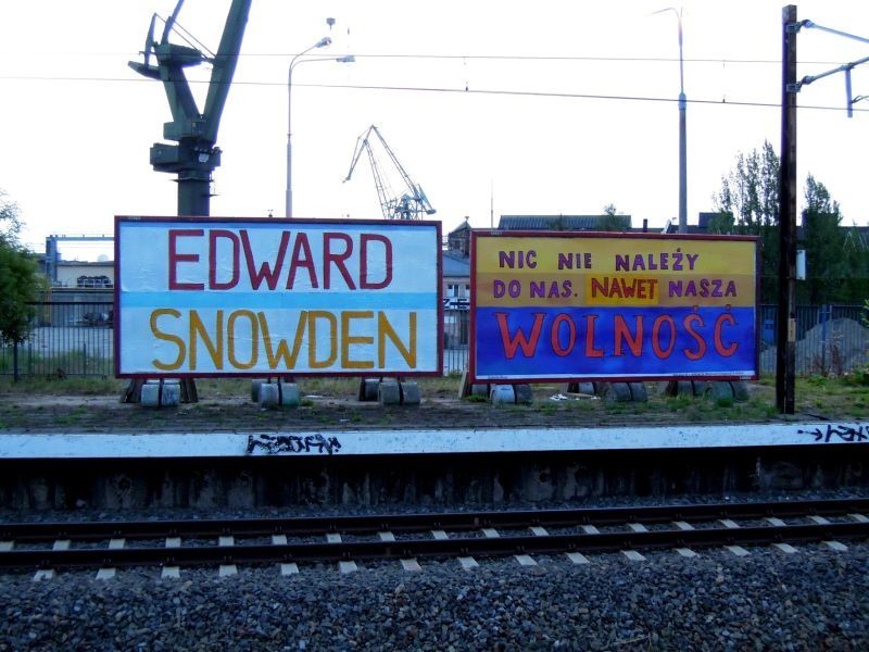 Nielegalny billboard w obronie Snowdena na SKM [ZDJĘCIA]