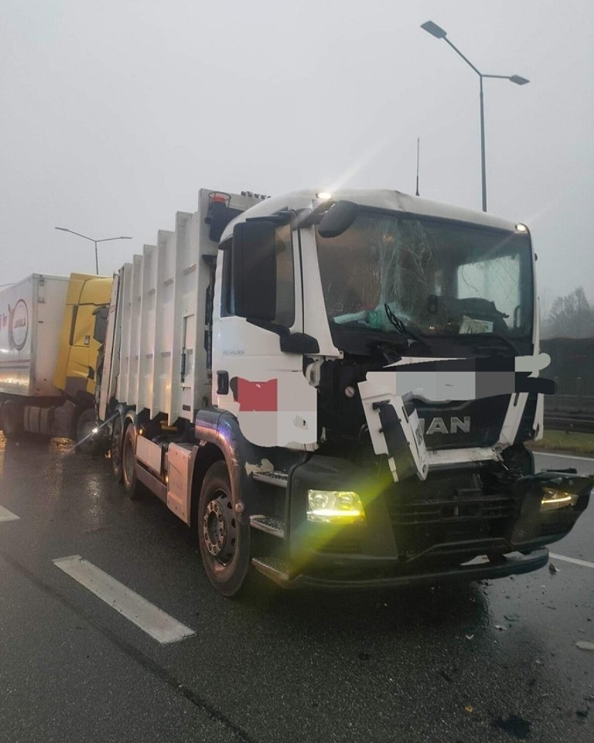 Poważny wypadek na A4 w Krakowie. Zderzenie czterech samochodów, w tym trzech ciężarówek