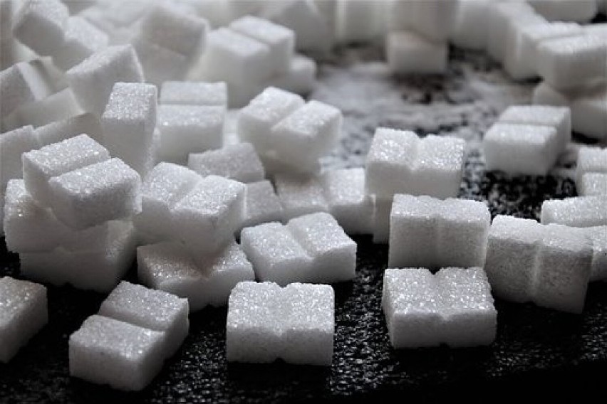 Przy nadmiernym spożyciu cukrów rośnie stężenie insuliny we...