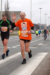 Biegacze z Oświęcimskiego pobiegli w maratonie w Łodzi dla chorego dziecka