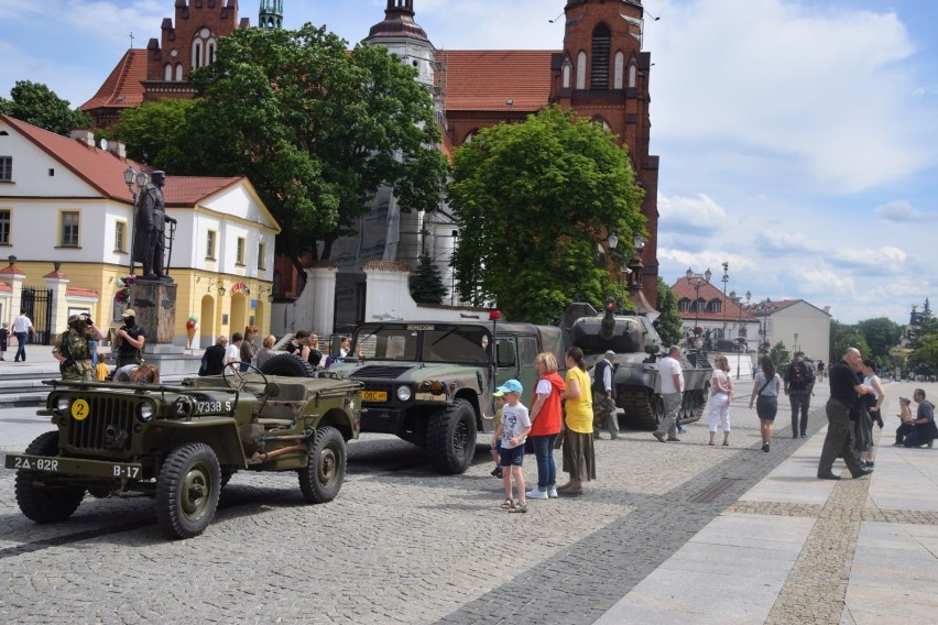 Piknik Militarny w Białymstoku. Czołg na Rynku Kościuszki