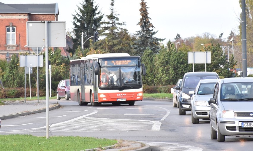 Malbork. Autobusów elektrycznych brakuje? Pasażerowie zdziwieni, bo zamiast pojazdów "na wtyczkę" jeżdżą spalinowe. I grzeją, a jest ciepło