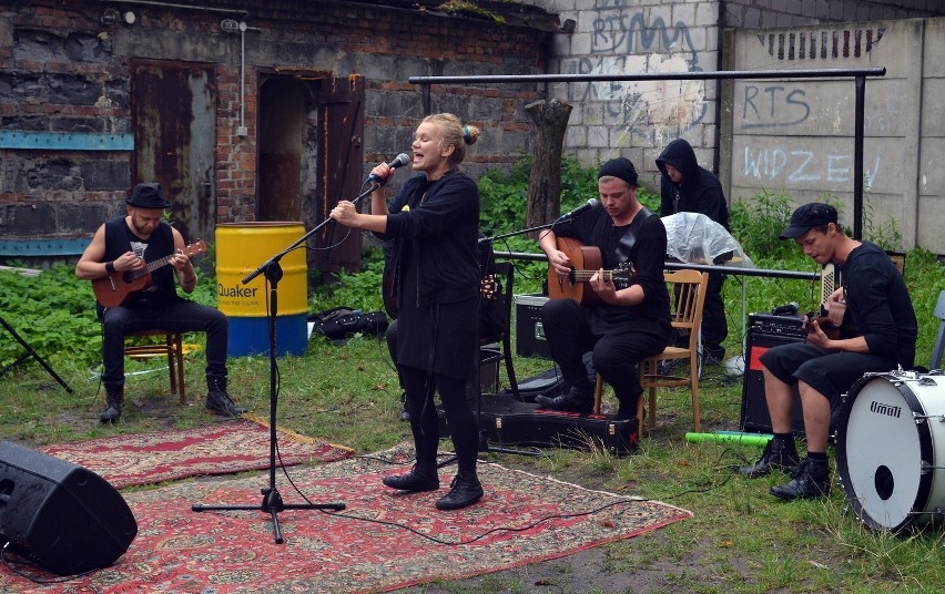 Teatr Pinokio w Łodzi przygotował podwórkowy spektakl "Wjeżdżamy w bramy" [ZDJĘCIA]