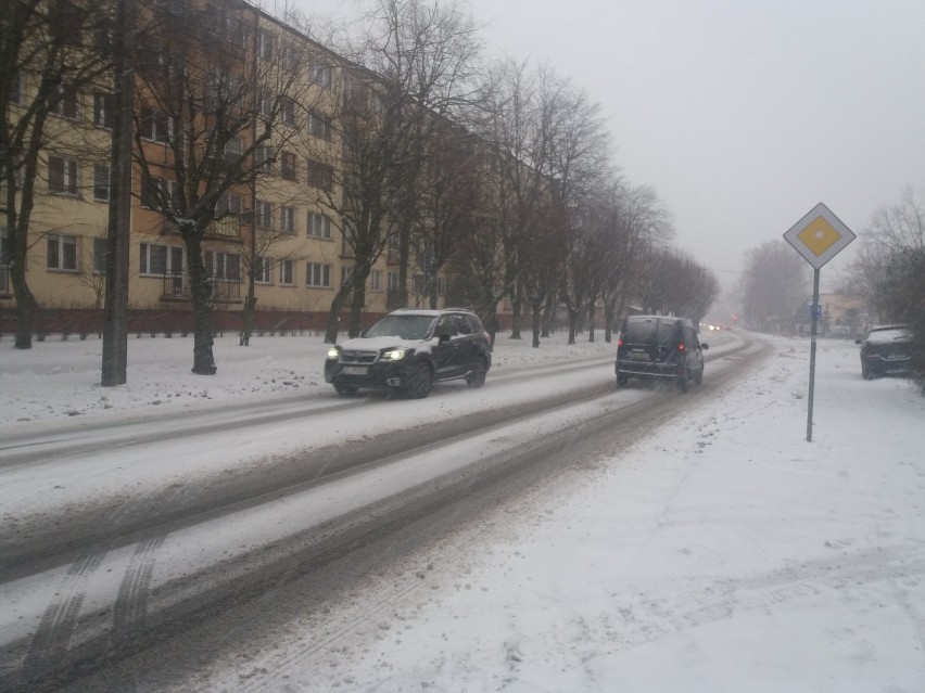 Bełchatów: Miasto w zimowej szacie. Na drogach i chodnikach ślisko