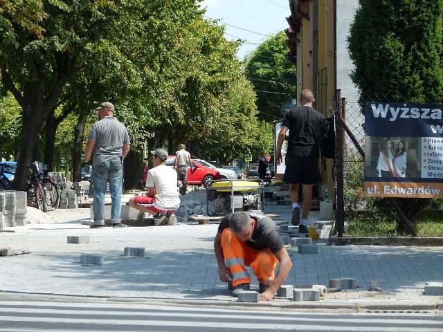 Remont chodników w Bełchatowie realizowany jest m.in. na ul. 1 Maja