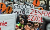 „Łańcuch światła z Wykrzyknikiem!”. Mieszkańcy Bydgoszczy poparli strajkujących nauczycieli [zdjęcia]